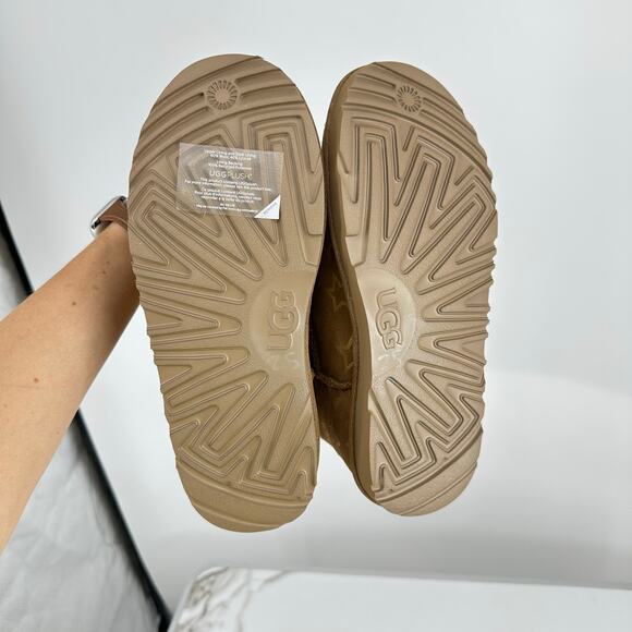 UGG Classic Short II Big Kids Winter Boots Stars Chestnut Water Resistant US 6 - Picture 6 of 10